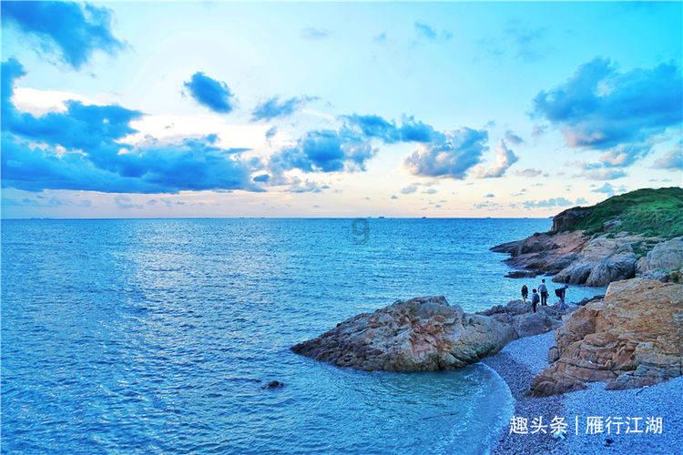 美媒公布画面：加沙57岁老人牵孙子撤离 虽举白旗仍被射杀